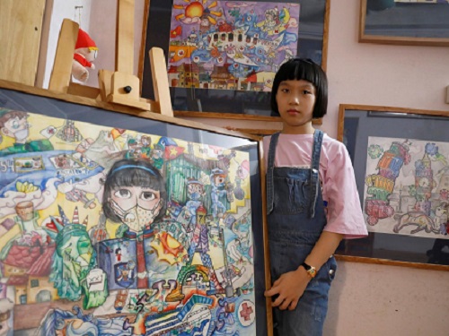 Bé gái Việt Nam vẽ tranh chống COVID-19 lên báo quốc tế